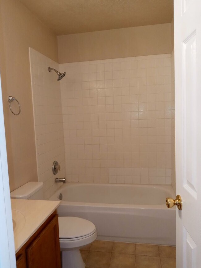 Building Photo - Affordable Ventana Cutie!!