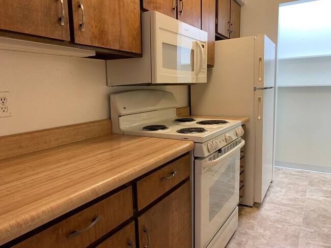 Building Photo - Lovely 2 Bedroom, 2 Bath Condo In The NE!