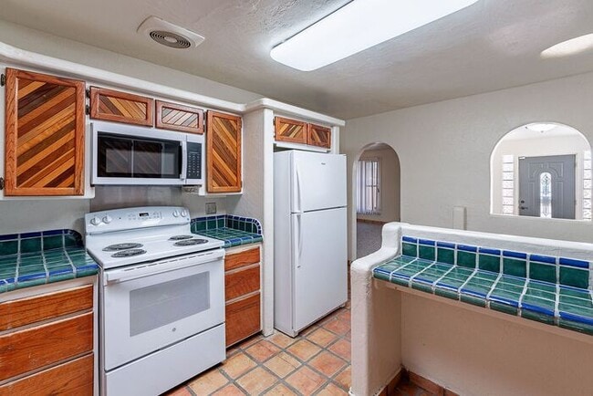 Building Photo - 3118 N Santa Rita Ave