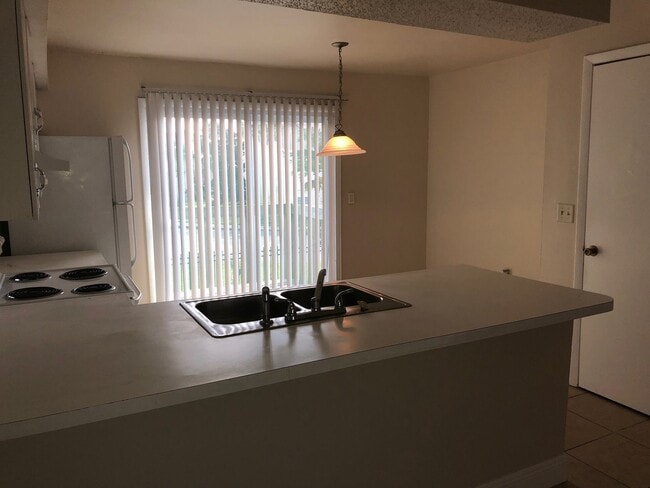 Building Photo - Spacious 2 Bedroom, 1 Bathroom Condo