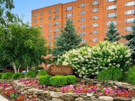 Building Photo - 11820 Edgewater Dr