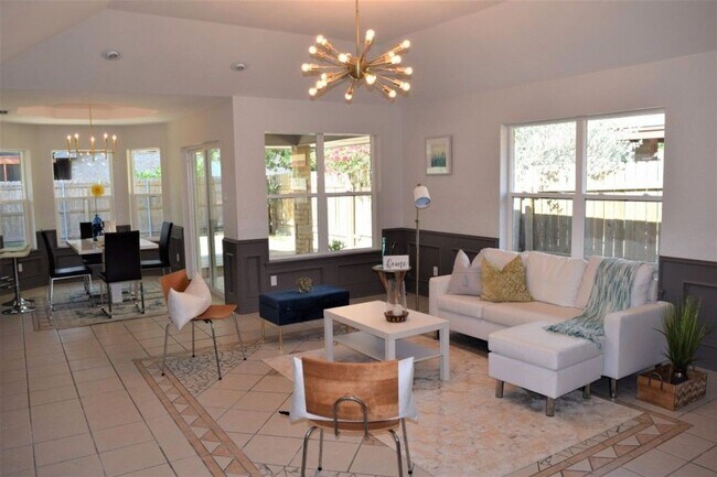 Building Photo - Charming McAllen Home + Bonus Studio