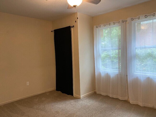 Building Photo - 2030 College Heights Rd