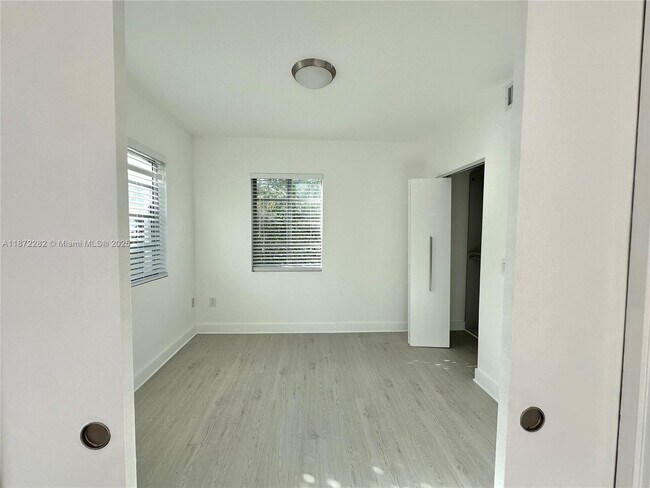 Building Photo - 930 10th St
