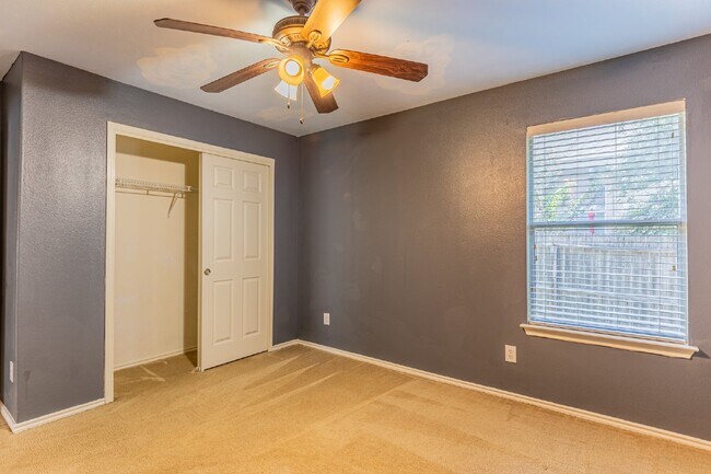 Building Photo - 8914 Walnut Springs