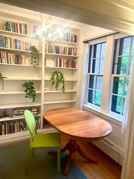 Building Photo - 988 Memorial Dr