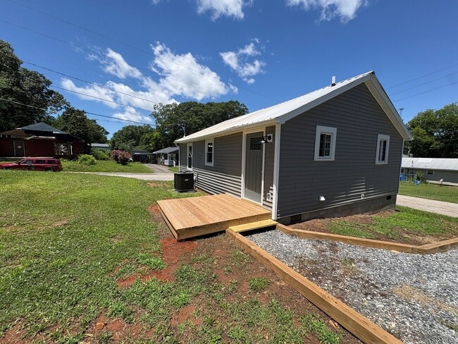 Building Photo - 206 Hillcrest Dr