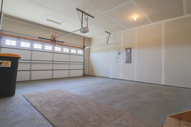 Building Photo - Amazing 4 Bedroom 3.5 Bathroom Townhome in Sioux Falls