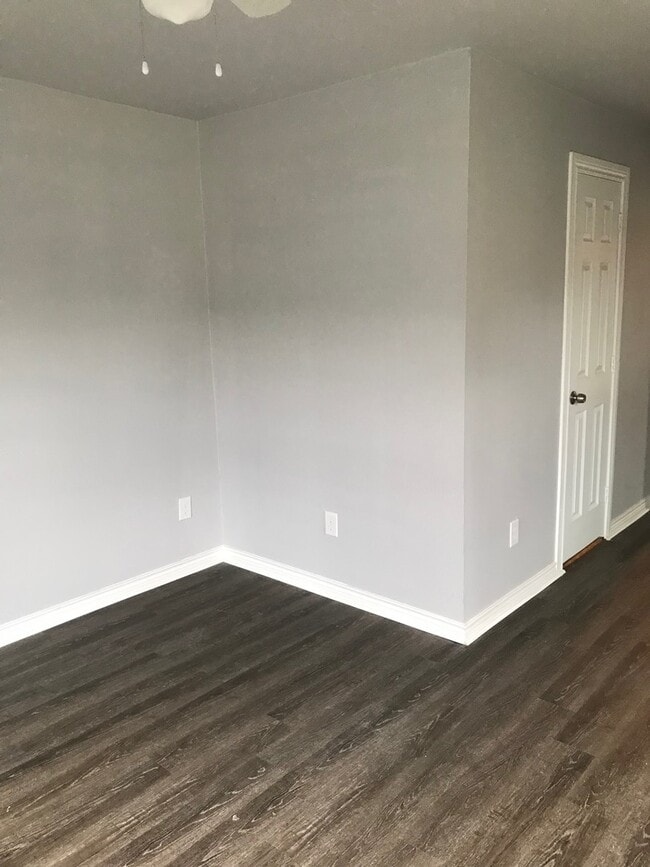 Building Photo - 512 Graham Ave