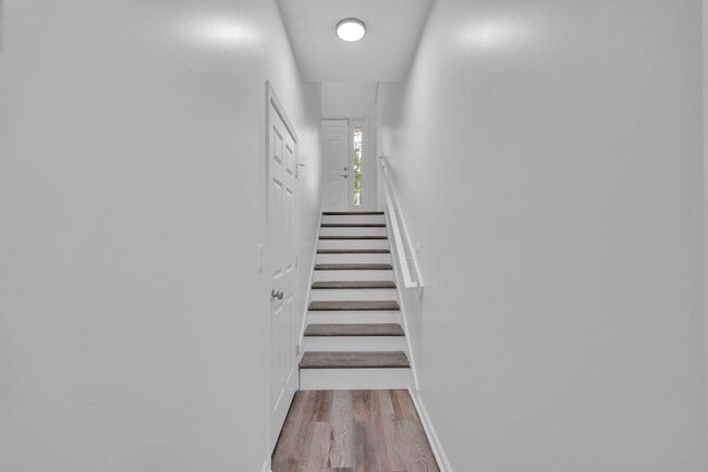 Building Photo - 3 Bedroom Townhouse for Rent! Special Low Pricing