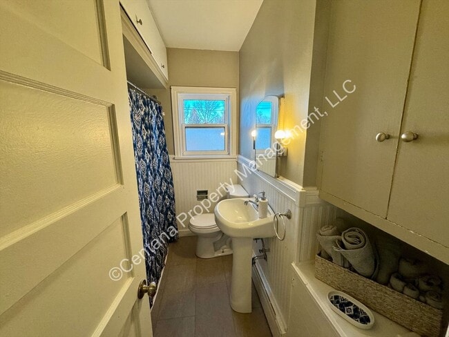 Building Photo - Semi-Furnished 5 bed 2 bath with large fenced yard for rent!