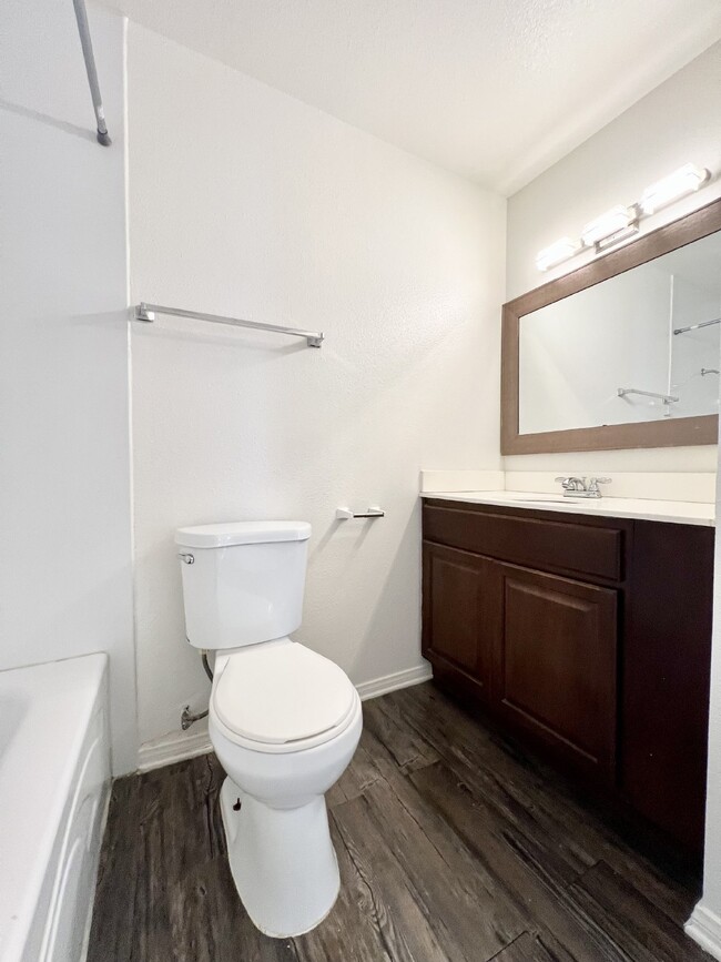 Building Photo - Spacious 1 bed 1 bath Assigned parking nea...