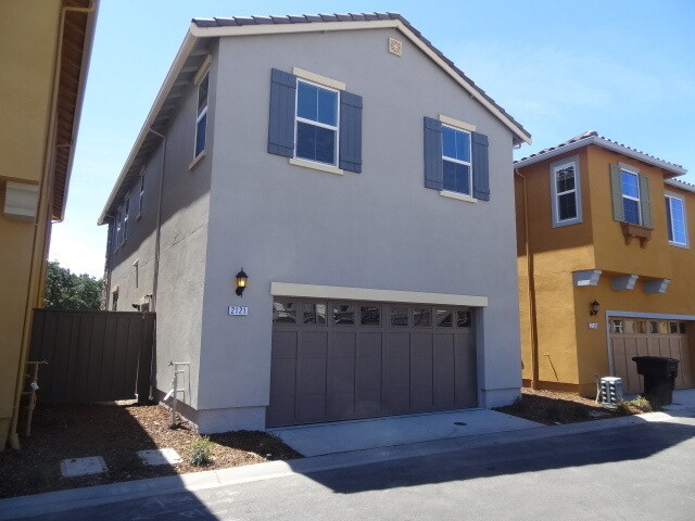 Building Photo - 2121 Pasqual Dr