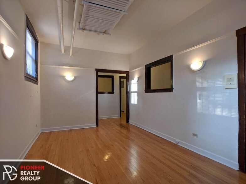 Building Photo - 820 W Waveland Ave