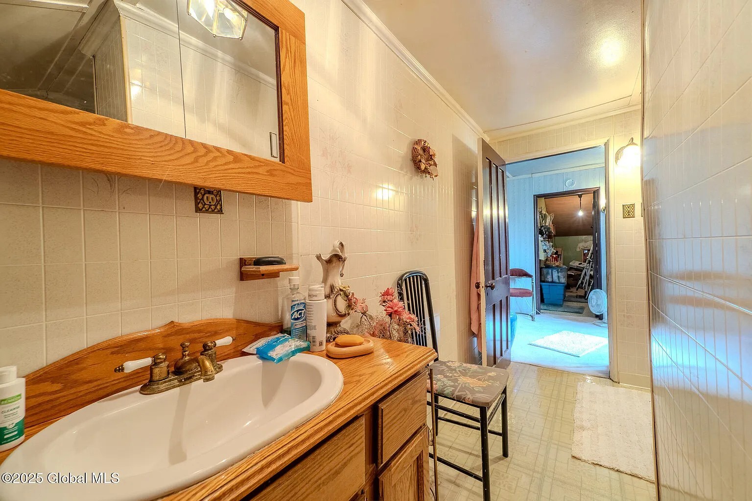 Floor 3, Full bath - 2 Front St