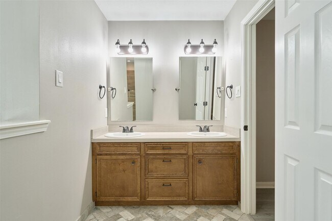 Building Photo - 725 River Plantation Dr