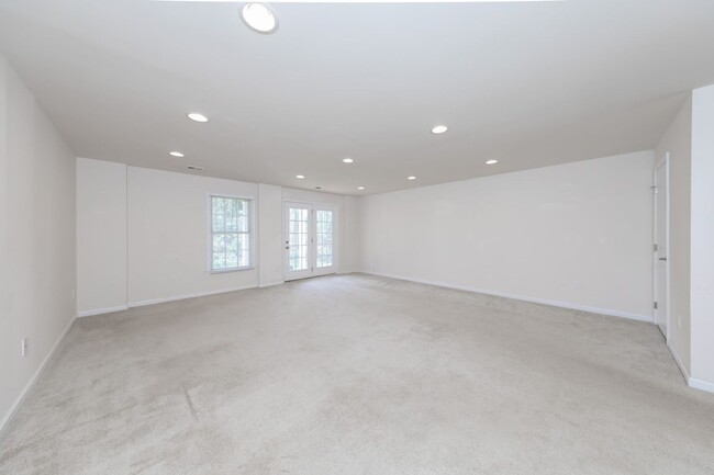 Building Photo - 121 Parkway Ct