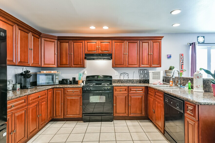 LARGE KITCHEN - 6116 Avenue Q 1/2