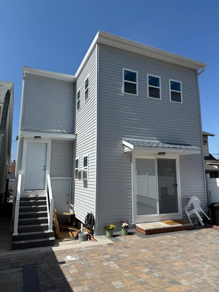 Building Photo - 1033 E 23rd St