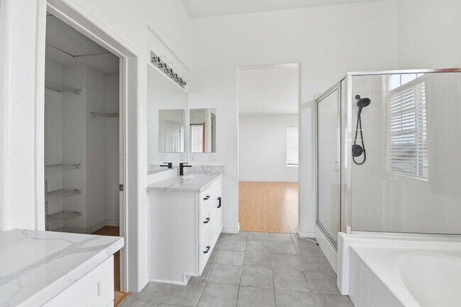 Building Photo - 125 Macademia Ln