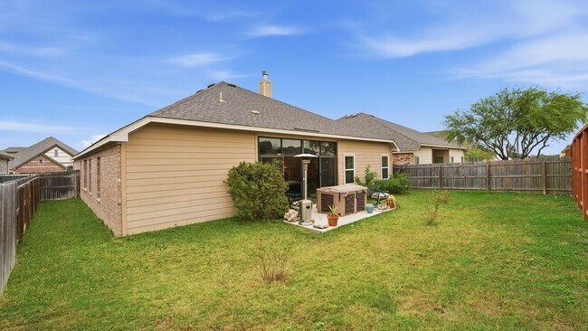 Building Photo - Spacious 3-Bed, 3-Bath Home with Island Kitchen, Loft, and Fenced Yard in New Braunfels