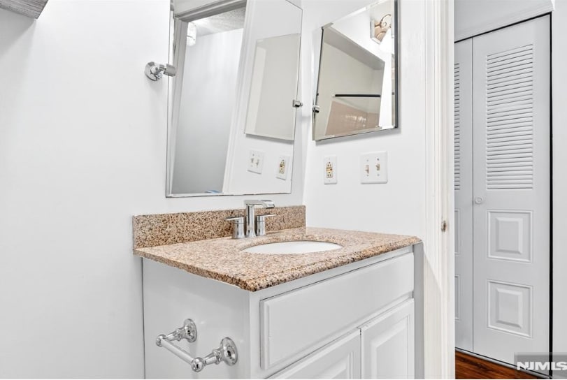 Building Photo - 556 Holly Ct