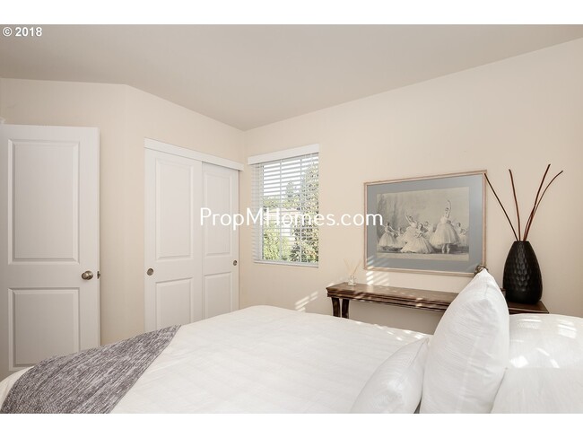 Building Photo - Charming Damascus Three Bedroom Townhome i...