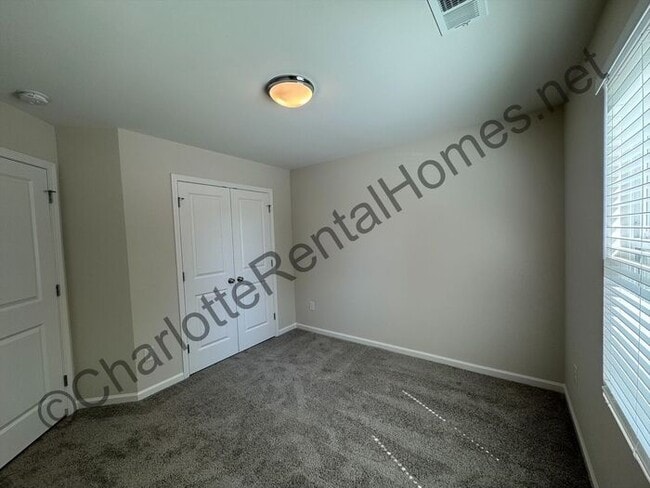 Building Photo - New 3 bed 2.5 bath home in Hickory!