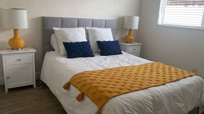 Building Photo - 924 SE 2nd St