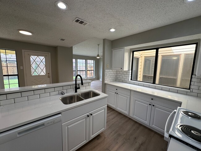 Building Photo - 4738-4740 Berridge Lane