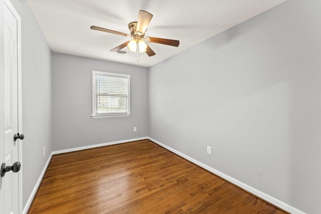 Building Photo - 104 N Oak Ave