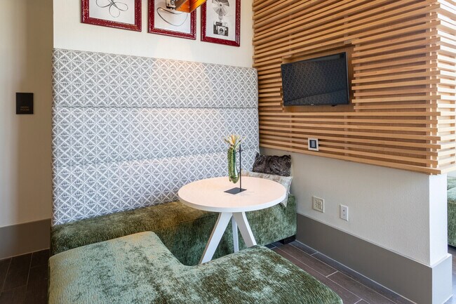 Building Photo - 2910 E 17th St