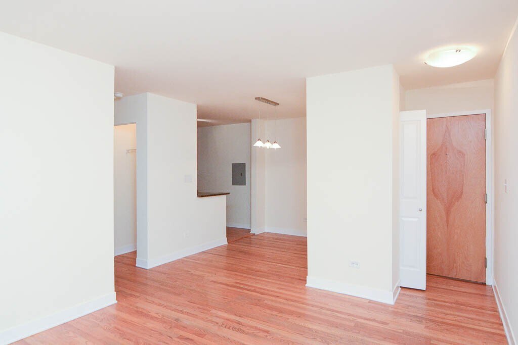 Building Photo - 628 W Wrightwood Ave
