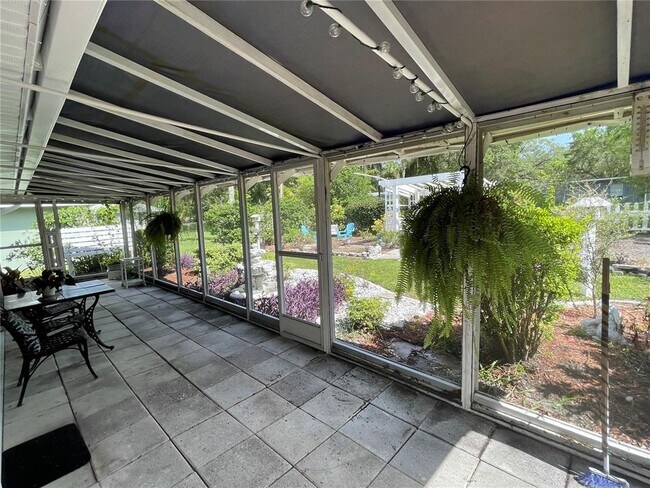 Building Photo - 1012 Laurel Ave