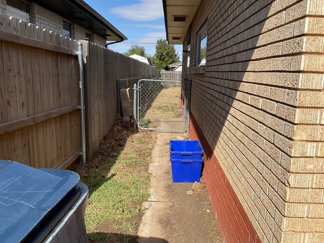 Building Photo - 3 Bed, 2 Bath, 1 Car Garage