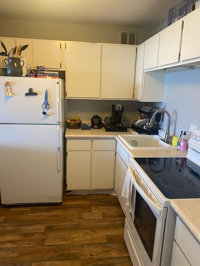 Building Photo - 2650 N Lakeview Ave