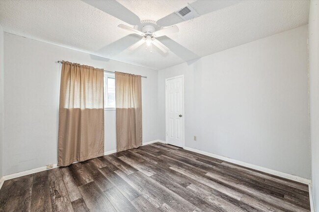 Building Photo - Move-in Ready!