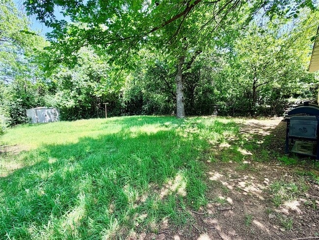 Building Photo - 1412 Oakwood Dr