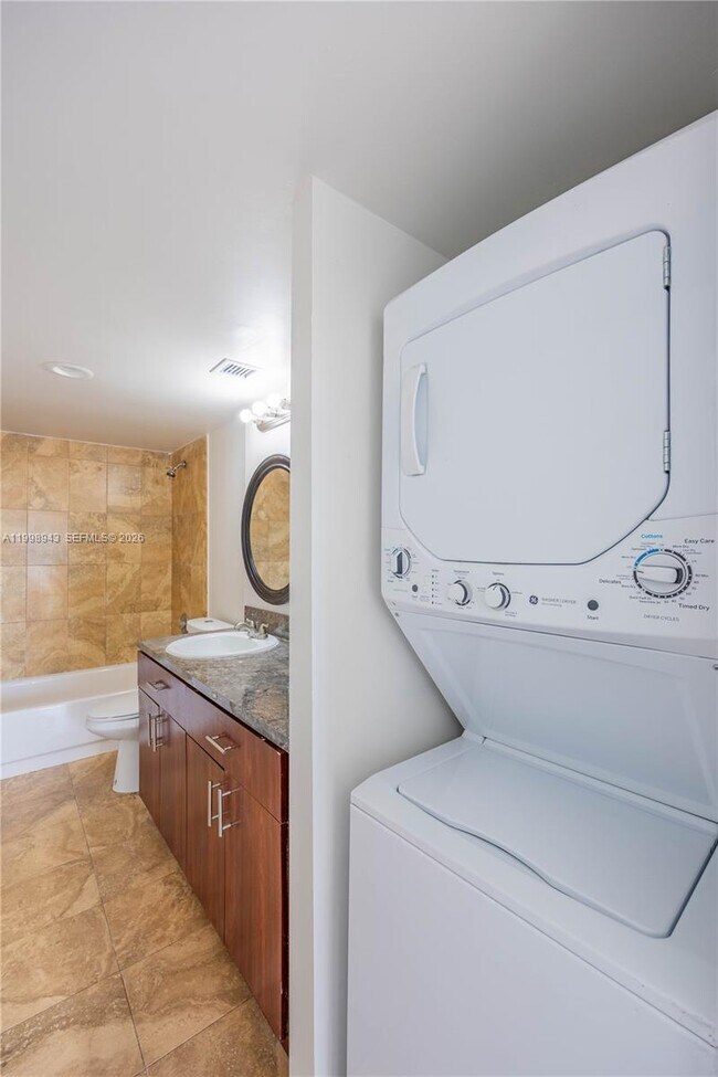 Building Photo - 4164 Inverrary Dr