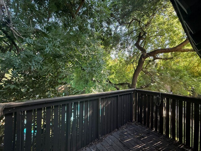 Building Photo - 1 bed 1 bath available in the Arden area of Sacramento!