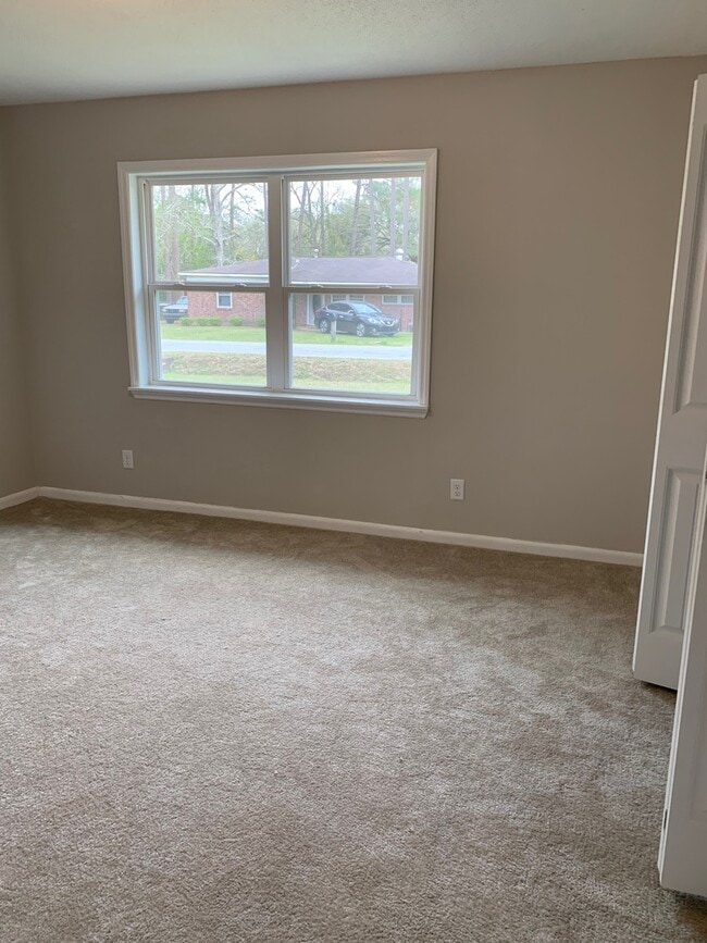 Building Photo - *NEWLY REMODELED*