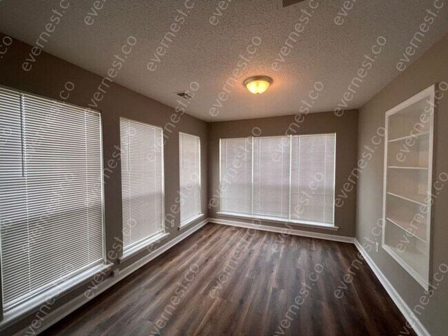 Building Photo - 3985 Fernway Dr