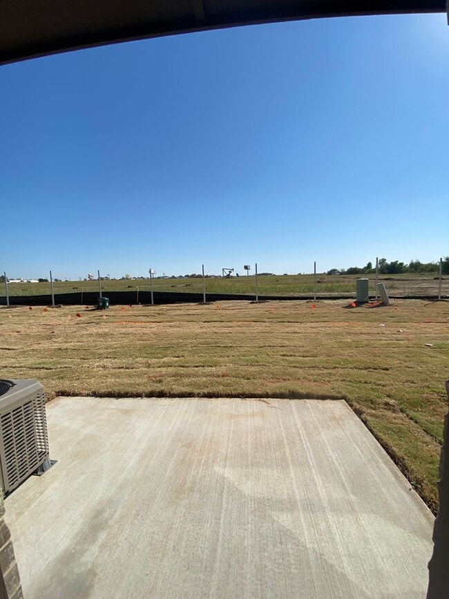 Building Photo - 3 bedroom and 2 bathroom duplex in El Reno!