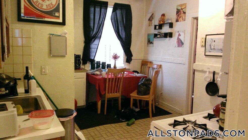 Building Photo - 4-8 Adella Place