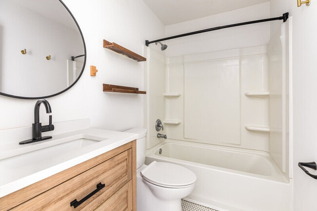 Building Photo - 6701 Lynmont Dr