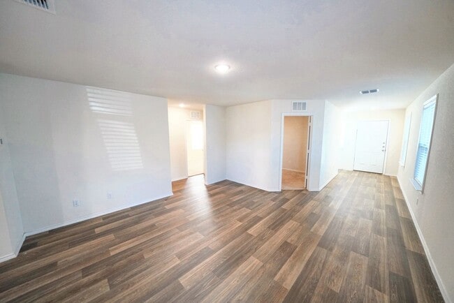 Building Photo - Stylish Move-In Ready Home in Rosillo Ranch, San Antonio, TX - Realtor Commission: $400