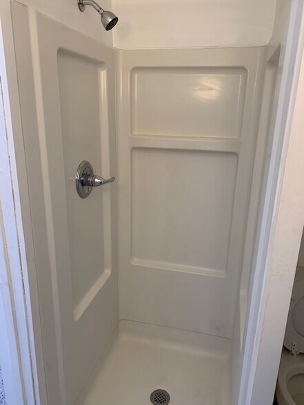 Shower - 406 N Hamilton St