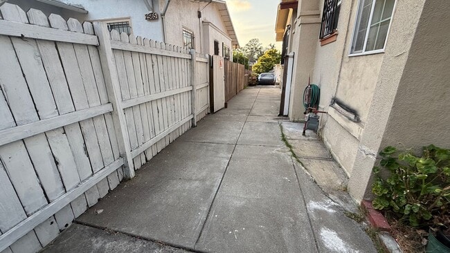 Building Photo - EPIC REA: Charming 2 Bed/ 1 Bath Home in Oakland’s Foothill Neighboorhood