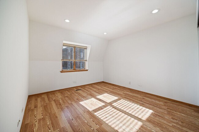Building Photo - 815 Pearson St