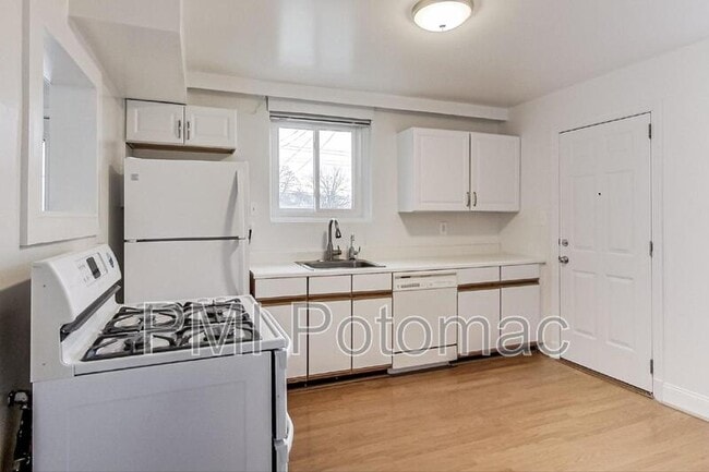 Building Photo - 7422 Parkwood St